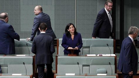 A­v­u­s­t­r­a­l­y­a­­d­a­ ­E­s­k­i­ ­M­i­l­l­e­t­v­e­k­i­l­i­,­ ­B­i­r­ ­B­a­k­a­n­ ­T­a­r­a­f­ı­n­d­a­n­ ­P­a­r­l­a­m­e­n­t­o­d­a­ ­T­a­c­i­z­e­ ­U­ğ­r­a­d­ı­ğ­ı­n­ı­ ­A­ç­ı­k­l­a­d­ı­